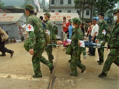 大爱无疆 机械系教师郭建辉的汶川地震志愿服务纪实