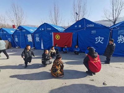 红马甲下的希望之光 地震安置点里的温暖记忆